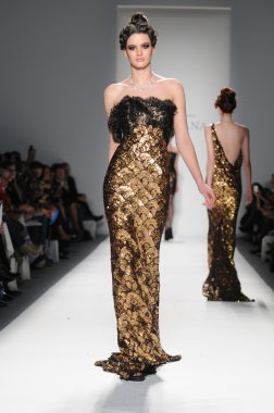 New York - 11 Şubat: A Model yürür pist Lincoln Center'da Venexiana sonbahar kış 2012 koleksiyonu gösterisi sırasında New York Moda Haftası 11 Şubat 2012 NY
