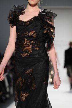 New York - 11 Şubat: A Model yürür pist Lincoln Center'da Venexiana sonbahar kış 2012 koleksiyonu gösterisi sırasında New York Moda Haftası 11 Şubat 2012 NY