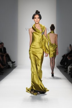 New York - 11 Şubat: A Model yürür pist Lincoln Center'da Venexiana sonbahar kış 2012 koleksiyonu gösterisi sırasında New York Moda Haftası 11 Şubat 2012 NY