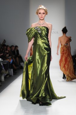 New York - 11 Şubat: A Model yürür pist Lincoln Center'da Venexiana sonbahar kış 2012 koleksiyonu gösterisi sırasında New York Moda Haftası 11 Şubat 2012 NY