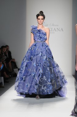 New York - 11 Şubat: A Model yürür pist Lincoln Center'da Venexiana sonbahar kış 2012 koleksiyonu gösterisi sırasında New York Moda Haftası 11 Şubat 2012 NY