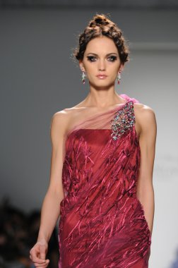 New York - 11 Şubat: A Model yürür pist Lincoln Center'da Venexiana sonbahar kış 2012 koleksiyonu gösterisi sırasında New York Moda Haftası 11 Şubat 2012 NY