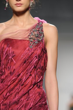 New York - 11 Şubat: A Model yürür pist Lincoln Center'da Venexiana sonbahar kış 2012 koleksiyonu gösterisi sırasında New York Moda Haftası 11 Şubat 2012 NY