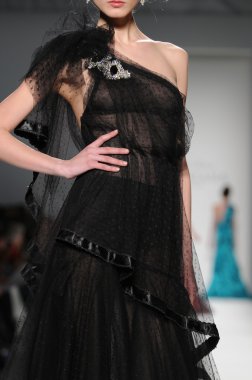 New York - 11 Şubat: A Model yürür pist Lincoln Center'da Venexiana sonbahar kış 2012 koleksiyonu gösterisi sırasında New York Moda Haftası 11 Şubat 2012 NY