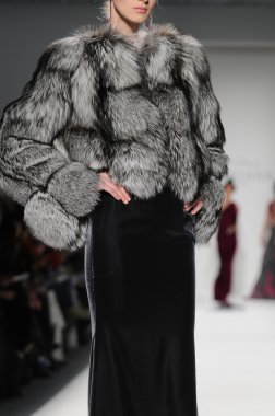 New York - 11 Şubat: A Model yürür pist Lincoln Center'da Venexiana sonbahar kış 2012 koleksiyonu gösterisi sırasında New York Moda Haftası 11 Şubat 2012 NY