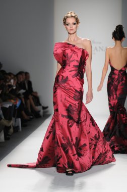 New York - 11 Şubat: A Model yürür pist Lincoln Center'da Venexiana sonbahar kış 2012 koleksiyonu gösterisi sırasında New York Moda Haftası 11 Şubat 2012 NY
