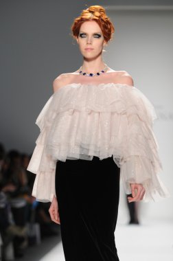 New York - 11 Şubat: A Model yürür pist Lincoln Center'da Venexiana sonbahar kış 2012 koleksiyonu gösterisi sırasında New York Moda Haftası 11 Şubat 2012 NY