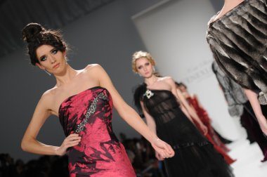 New york - 11 Şubat: venexiana bir model yürüyüş pist 11 Şubat 2012 NYC new york moda haftasında 2012 kış koleksiyonu Haritayı lincoln Center'da düşmek
