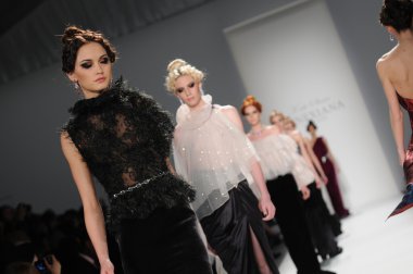 New york - 11 Şubat: venexiana bir model yürüyüş pist 11 Şubat 2012 NYC new york moda haftasında 2012 kış koleksiyonu Haritayı lincoln Center'da düşmek