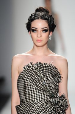 New York - 11 Şubat: A Model yürür pist Lincoln Center'da Venexiana sonbahar kış 2012 koleksiyonu gösterisi sırasında New York Moda Haftası 11 Şubat 2012 NY