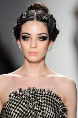 New York - 11 Şubat: A Model yürür pist Lincoln Center'da Venexiana sonbahar kış 2012 koleksiyonu gösterisi sırasında New York Moda Haftası 11 Şubat 2012 NY