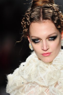 New York - 11 Şubat: A Model yürür pist Lincoln Center'da Venexiana sonbahar kış 2012 koleksiyonu gösterisi sırasında New York Moda Haftası 11 Şubat 2012 NY