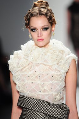 New York - 11 Şubat: A Model yürür pist Lincoln Center'da Venexiana sonbahar kış 2012 koleksiyonu gösterisi sırasında New York Moda Haftası 11 Şubat 2012 NY