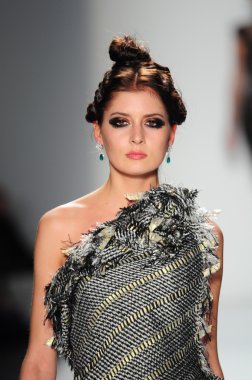 New York - 11 Şubat: A Model yürür pist Lincoln Center'da Venexiana sonbahar kış 2012 koleksiyonu gösterisi sırasında New York Moda Haftası 11 Şubat 2012 NY