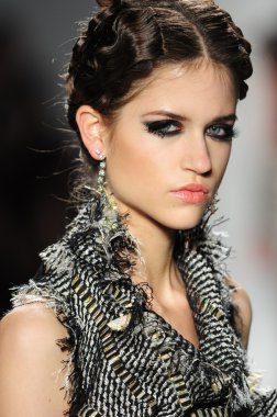 New York - 11 Şubat: A Model yürür pist Lincoln Center'da Venexiana sonbahar kış 2012 koleksiyonu gösterisi sırasında New York Moda Haftası 11 Şubat 2012 NY