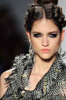 New York - 11 Şubat: A Model yürür pist Lincoln Center'da Venexiana sonbahar kış 2012 koleksiyonu gösterisi sırasında New York Moda Haftası 11 Şubat 2012 NY