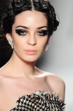 New York - 11 Şubat: A Model yürür pist Lincoln Center'da Venexiana sonbahar kış 2012 koleksiyonu gösterisi sırasında New York Moda Haftası 11 Şubat 2012 NY