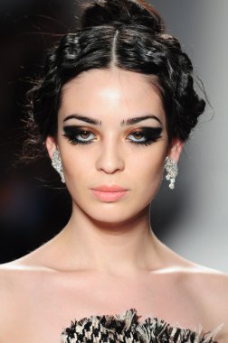 New York - 11 Şubat: A Model yürür pist Lincoln Center'da Venexiana sonbahar kış 2012 koleksiyonu gösterisi sırasında New York Moda Haftası 11 Şubat 2012 NY
