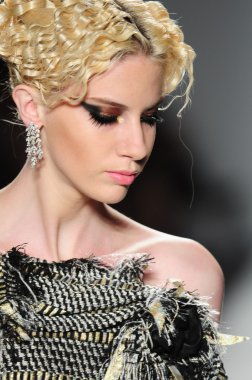 New York - 11 Şubat: A Model yürür pist Lincoln Center'da Venexiana sonbahar kış 2012 koleksiyonu gösterisi sırasında New York Moda Haftası 11 Şubat 2012 NY