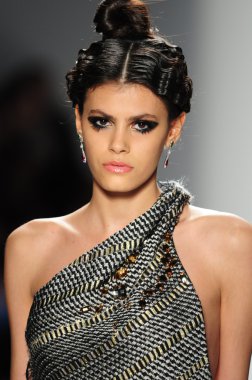 New York - 11 Şubat: A Model yürür pist Lincoln Center'da Venexiana sonbahar kış 2012 koleksiyonu gösterisi sırasında New York Moda Haftası 11 Şubat 2012 NY
