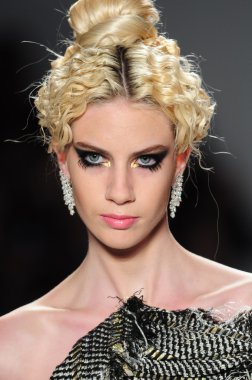 New York - 11 Şubat: A Model yürür pist Lincoln Center'da Venexiana sonbahar kış 2012 koleksiyonu gösterisi sırasında New York Moda Haftası 11 Şubat 2012 NY