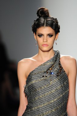 New York - 11 Şubat: A Model yürür pist Lincoln Center'da Venexiana sonbahar kış 2012 koleksiyonu gösterisi sırasında New York Moda Haftası 11 Şubat 2012 NY