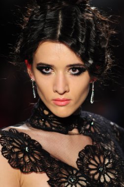 New York - 11 Şubat: A Model yürür pist Lincoln Center'da Venexiana sonbahar kış 2012 koleksiyonu gösterisi sırasında New York Moda Haftası 11 Şubat 2012 NY