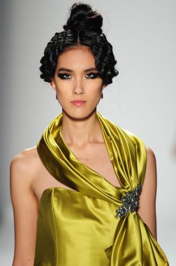 New York - 11 Şubat: A Model yürür pist Lincoln Center'da Venexiana sonbahar kış 2012 koleksiyonu gösterisi sırasında New York Moda Haftası 11 Şubat 2012 NY