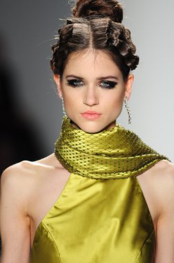 New York - 11 Şubat: A Model yürür pist Lincoln Center'da Venexiana sonbahar kış 2012 koleksiyonu gösterisi sırasında New York Moda Haftası 11 Şubat 2012 NY