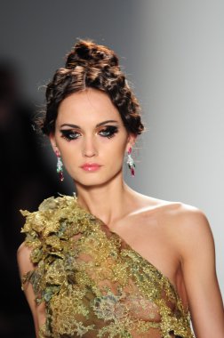 New York - 11 Şubat: A Model yürür pist Lincoln Center'da Venexiana sonbahar kış 2012 koleksiyonu gösterisi sırasında New York Moda Haftası 11 Şubat 2012 NY