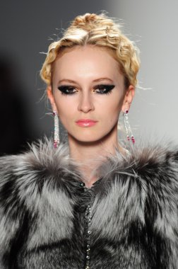 New york - 11 Şubat: venexiana sonbahar kış 2012 koleksiyonu gösteri pist lincoln merkezinde 11 Şubat 2012 NYC new york moda haftasında bir model yürür