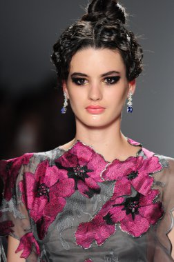 New York - 11 Şubat: A Model yürür pist Lincoln Center'da Venexiana sonbahar kış 2012 koleksiyonu gösterisi sırasında New York Moda Haftası 11 Şubat 2012 NY