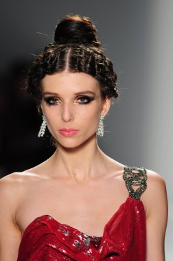New York - 11 Şubat: A Model yürür pist Lincoln Center'da Venexiana sonbahar kış 2012 koleksiyonu gösterisi sırasında New York Moda Haftası 11 Şubat 2012 NY