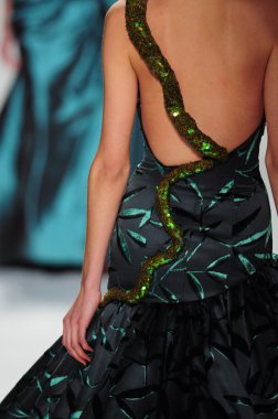 New York - 11 Şubat: A Model yürür pist Lincoln Center'da Venexiana sonbahar kış 2012 koleksiyonu gösterisi sırasında New York Moda Haftası 11 Şubat 2012 NY