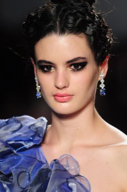 New York - 11 Şubat: A Model yürür pist Lincoln Center'da Venexiana sonbahar kış 2012 koleksiyonu gösterisi sırasında New York Moda Haftası 11 Şubat 2012 NY