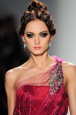 New York - 11 Şubat: A Model yürür pist Lincoln Center'da Venexiana sonbahar kış 2012 koleksiyonu gösterisi sırasında New York Moda Haftası 11 Şubat 2012 NY