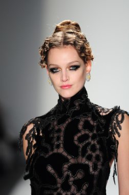New York - 11 Şubat: A Model yürür pist Lincoln Center'da Venexiana sonbahar kış 2012 koleksiyonu gösterisi sırasında New York Moda Haftası 11 Şubat 2012 NY