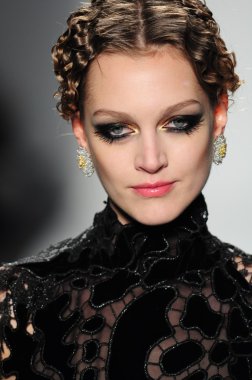 New York - 11 Şubat: A Model yürür pist Lincoln Center'da Venexiana sonbahar kış 2012 koleksiyonu gösterisi sırasında New York Moda Haftası 11 Şubat 2012 NY