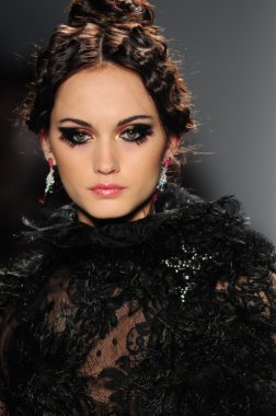New York - 11 Şubat: A Model yürür pist Lincoln Center'da Venexiana sonbahar kış 2012 koleksiyonu gösterisi sırasında New York Moda Haftası 11 Şubat 2012 NY