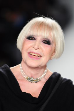 New york - 11 Şubat: katy stern yürür venexiana pist sonbahar kış 2012 koleksiyonu göstermek lincoln merkezinde 11 Şubat 2012 tarihinde new york moda haftasında Tasarımcısı