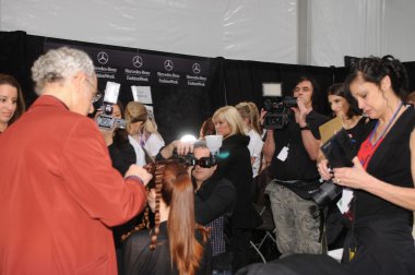New york - 11 Şubat: manken venexiana sahne arkasında hazırlanıyor sonbahar 2012 kış koleksiyonu gösteri lincoln Center'da new york Moda Haftası 11 Şubat 2012 NY