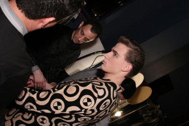 New york - 13 Şubat: model alır kuliste sergio davila hazır sonbahar kış 2012 koleksiyonu sunu Lounge 48 13 Şubat 2012 NY new york moda haftası sırasında