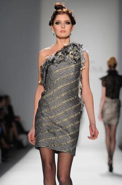 NEW YORK - FEBRUARY 11: A Model walks runway at Venexiana Fall Winter 2012 collection show at Lincoln center during New York Fashion Week on February 11, 2012 in NY — Stock Photo, Image