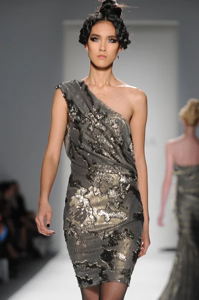 NEW YORK - FEBRUARY 11: A Model walks runway at Venexiana Fall Winter 2012 collection show at Lincoln center during New York Fashion Week on February 11, 2012 in NY — Stock Photo, Image