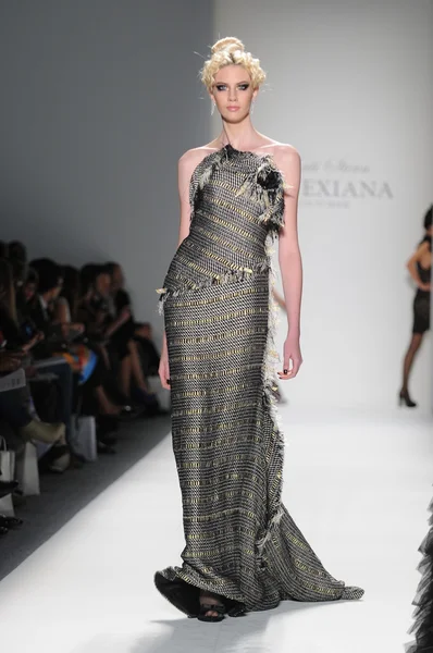 NEW YORK - FEBRUARY 11: A Model walks runway at Venexiana Fall Winter 2012 collection show at Lincoln center during New York Fashion Week on February 11, 2012 in NY — Stock Photo, Image