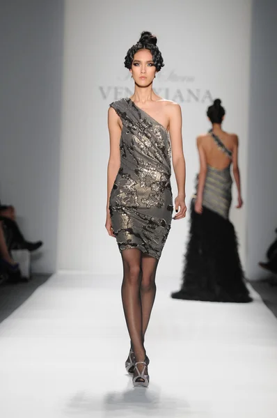 NUEVA YORK - 11 DE FEBRERO: Una modelo camina por la pasarela en el espectáculo de colección Venexiana Otoño Invierno 2012 en el centro Lincoln durante la Semana de la Moda de Nueva York el 11 de febrero de 2012 en Nueva York — Foto de Stock