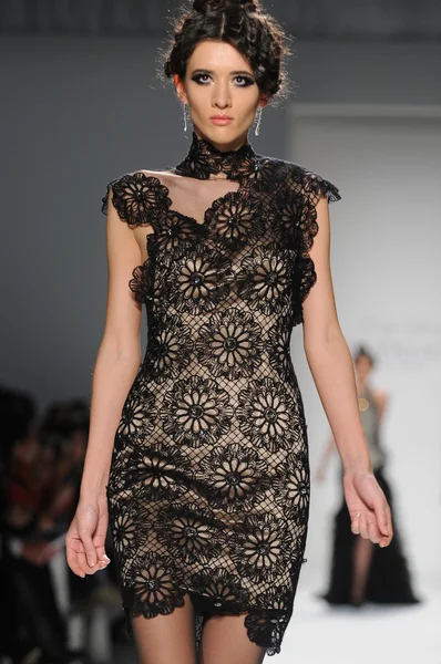 NOVA IORQUE - FEVEREIRO 11: Um modelo caminha pista na Venexiana Outono Inverno 2012 coleção show no centro Lincoln durante New York Fashion Week em fevereiro 11, 2012 em NY — Fotografia de Stock