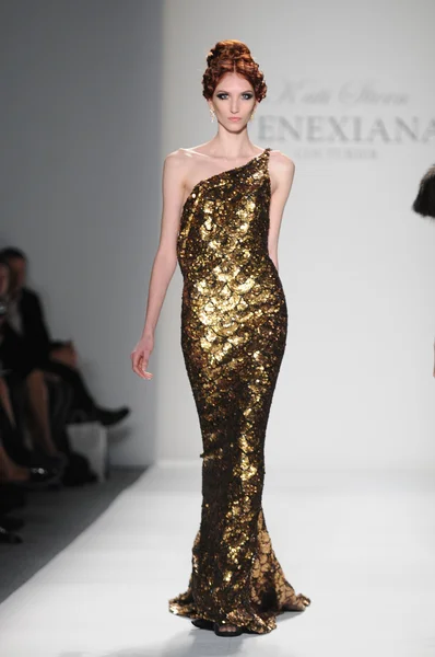 NUEVA YORK - 11 DE FEBRERO: Una modelo camina por la pasarela en el espectáculo de colección Venexiana Otoño Invierno 2012 en el centro Lincoln durante la Semana de la Moda de Nueva York el 11 de febrero de 2012 en Nueva York — Foto de Stock