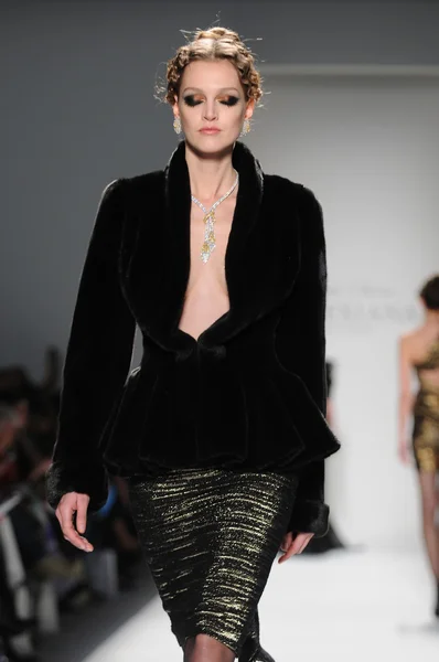 NOVA IORQUE - FEVEREIRO 11: Um modelo caminha pista na Venexiana Outono Inverno 2012 coleção show no centro Lincoln durante New York Fashion Week em fevereiro 11, 2012 em NY — Fotografia de Stock