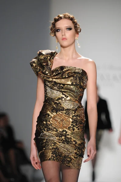 New York - 11 Şubat: A Model yürür pist Lincoln Center'da Venexiana sonbahar kış 2012 koleksiyonu gösterisi sırasında New York Moda Haftası 11 Şubat 2012 NY